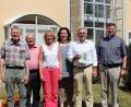 Bild: cs
Dekan Gerhard Schoenauer und Dieter Scholl, Vorstandsvorsitzender des Caritasverbandes Bayreuth, nehmen jeweils 300 Euro aus der Kollekte der ökumenischen Wallfahrt 2018 entgegen. Mit im Bild Dekan Markus Flasinski, Dekanatsratsvorsitzende Sonja Schwemmer, Schriftführerin Regina Schrembs, stellvertretender Dekanatsratsvorsitzender Franz Eller und Helmut Porsch vom Vorbereitungskreis.