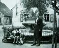 Bild: njn
Ein Bild aus der Nachkriegszeit: Der Springbrunnen in der Pfarrgasse mit Margarete Baierl (rechts), die zusammen mit ihrem Ehemann Hans den Brunnen viele Jahrzehnte betreute.