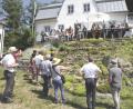 Bild: es
Ein Steingarten wie der von Werner Sollfrank und seiner Frau Christine am Fuße des Schlossbergs ist ein wichtiger Teil der Biodiversität. Die Teilnehmer aus den zehn Projektgemeinden konnten sich bei ihrer Exkursion hier überzeugen.