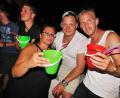 Bild: hai
Stilecht aus Eimern genießen die Gäste bei der Mallorca-Party ihren Sangria.