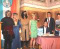 Bild: lg
Schirmherr Reimund Gotzel trägt sich ins Goldene Buch ein. Daneben stehen (von rechts) Zweite Bürgermeisterin Margit Reichl, Bürgermeister Martin Birner, Beate Rubenbauer, das Pfalzgrafenpaar Michael Hellmuth und Silke Biegerl sowie der Vorsitzende des Festspielvereins, Helmut Mardanow.
