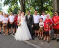 Bild: fvo
Das Hochzeitspaar Ramona und Markus Riedl freut sich über die Glückwünsche der Wildenauer Bayernfans.
