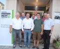 Bild: frd
Der neuen Vorstandschaft für die nächsten drei Jahre gehören (vorne von links) Rudolf Leibl (Vorsitzender), Thomas Dietz (stellvertretender Vorsitzender), Sascha Fuchs (Kassier) sowie (dahinter, von links) Rudolf Herold (Seniorenbeauftragter), Karl-Heinz Senft, Peter Albang und Hans Kiesl (alle Beisitzer) an Der zweite Bürgermeister von Teunz, Robert Hechtl (rechts), dankte der Verkehrswacht namens der Kommune.