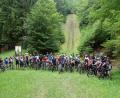 Bild: csk
Wo einst die Brennberg-Schanze stand, deren Geschichte eine neue Info-Tafel erzählt, legen 40 Mountainbiker einen letzten Stopp auf ihrer knapp 50 Kilometer langen Rundfahrt ein.