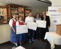 Bild: Hans Renner
Strahlende Gesichter bei der Spendenübergabe durch den scheidenden Auerbacher Rotary-Präsidenten Reinald Agethenvor dem Amtswechsel.