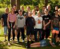 Bild: u
Ein voller Erfolg ist das Zeltlager der Hirschauer Anglerjugend. Dazu tragen auch die Experten mit ihren Workshops bei. Im Bild mit den Jugendlichen: Wolfgang Borisch (Referent Feeder, links), Vorsitzender Mario Rauscher (hinten, Fünfter von links), Franz Hollweck (Referent Raubfischangeln, hinten, Sechster von links), Schriftführer Andreas Lüßmann (hinten, Siebter von links), Jugendleiter Kevin Gehringer (hinten, Achter von links), Judith Blenz (Referentin Karpfenangeln, Dritte von rechts), Dritter Vorsitzender Martin Stadler (Zweiter von rechts) und Fabian Homeier (Referent Stippfischen, rechts).