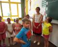 Bild: e
Schüler und Schulsozialpädagogin Susanna Metz zeigen, wie Mobbing im Präventions-Projekt thematisiert wird. Der Bub mit dem roten Schild spielt hier den Außenseiter. Durch Stärkung der Sozialkompetenz soll (Cyber-) Mobbing verhindert werden.