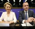 Bild:  Jean-Francois Badias/dpa
Ursula von der Leyen und Manfred Weber nehmen an einer gemeinsamen Pressekonferenz im Europäischen Parlament teil.