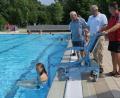 Bild: Hirsch
Michaela Krämer stellte sich für den Premiereneinsatz des Pool-Lifters im Erlebnisbad zur Verfügung. Bademeister Michael Maget, Oberbürgermeister Andreas Feller und Bäderleiter Rüdiger Frey (von rechts) hoben sie ins Wasser.