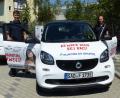 Bild: Völkl
Susanne Wurzer und Sam Schneider waren die ersten, die vier Wochen lang privat gratis mit dem E-Smart fahren durften. Der Einsatz der „Glastronauten“ ist eine pfiffige Idee von Flachglas Wernberg, um junge Menschen für Ausbildungsberufe in der Glasbranche zu gewinnen.