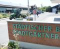 Bild: Gabi Schönberger
Sorgen hinter dem Eingangstor. Die Mitarbeiter in Bauhof und Stadtgärtnerei befürchten personelle und funktionale Einschnitte für ihre Anlagen, wenn auf dem großen Grundstück aus eine neue Feuerwache untergebracht wird.