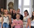 Bild: exb
Die Mädchen der Realschule zusammen mit Bürgermeister Bernd Sommer und Sr. Raphaela im Rathaussaal.