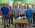 Bild: do
Neue Kaninchenrassen gibt es bei der Zuchtwart-Schulung für Vereine aus den Kreisen Weiden und Tirschenreuth zu bestaunen. Unser Bild zeigt die Vorstellung im Kleintierzüchterheim Eschenbach mit Schulungsleiter Josef Dötterl (Mitte) und mit den Züchter-Funktionären auf Bezirks- und Kreisebene.