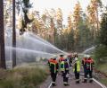 Bild: dtr
Trotz gefallener Temperaturen bei Sonnenuntergang kamen die Einsatzkräfte beim Ausbringen der 54.000 Liter Wasser kräftig ins Schwitzen.