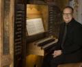 Bild: Dani Hottner
Regionalkantor Bernhard Müllers an der Sandtner-Orgel der Schulkirche Amberg. Die Registerschwerter sind der Bauweise des Amberger Orgelbauers Funtsch nachempfunden, der das (original erhaltene) Gehäuse 1760 erbaut hat.
