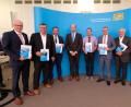 Bild: exb
Bei der Übergabe der Förderbescheide (von links): Die Bürgermeister Bernhard Lindner (Hahnbach), Peter Braun (Schmidmühlen), Zweiter Bürgermeister Uwe Bergmann (Schnaittenbach), Finanzminister Albert Füracker, Bernhard Scheidig (Zweckverband Berufsschulen Amberg-Sulzbach), Bürgermeister Michael Göth (Sulzbach-Rosenberg), Zweiter Bürgermeister Helmut Klier (Freihung) und Anton Weber (Kreiskämmerer).