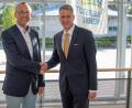 Bild: exb
Der scheidende Präsident Peter Rihm (rechts) beglückwünscht seinen Nachfolger Jens Trögner.
