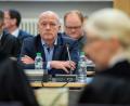 Bild: Lino Mirgeler/dpa
Joachim Wolbergs (SPD), der suspendierte Oberbürgermeister von Regensburg, sitzt im Gerichtssaal des Landgerichts.
