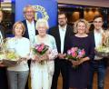 Bild: bgm
Klaus Berberich (Dritter von links) ist neuer Präsident der Neustädter Lions. Zur Vorstandschaft gehören Past-Präsident Christian Kick (links), Vize-Präsident Yul Regler und Sekretär Marion Bergler (Dritter und Zweite von rechts). Anneliese Bargel (Mitte) wurde für ihr Engagement in der Damenrunde geehrt. Susanne Wagner (Zweite von links) und Benedikt Grimm (rechts) wurden als Neumitglieder begrüßt.