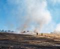 Bild: pml
Bei Kohlberg gerät ein Getreidefeld bei Drescharbeiten in Brand. Die Feuerwehren aus Kohlberg, Hannersgrün, Schnaittenbach und Hirschau müssen anrücken um ein Übergreifen auf benachbarte Felder und die Staatsstraße 2238 zu verhindern.