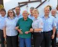 Bild: jma
Eine Abordnung der Feuerwehr Troschelhammer gratuliert Franz Burkhard (vorne Mitte) zum Geburtstag.