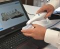 Bild: Reiner Wittmann
Dentaltechnik 4.0: Mit so einem Lesestift arbeiten bereits erste Zahntechniker und Ärzte. Das Gerät scannt Zahnstrukturen (wie auf dem Bild) von einem Modell ab oder direkt im Mund des Patienten. Mit den Daten kann der Zahnersatz ohne Umwege und exakt erstellt werden.