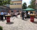 Bild: bkr
Weißwürste serviert die Junge Union Immenreuth ihren Gästen auf dem Schulhof.