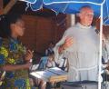 Bild: stn
Gemeinsam mit Studentin Marble stellt Stanislaus I. die unterstützten Projekte in Uganda vor.