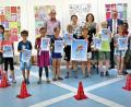 Bild: wbe
Voll des Lobes sind (hinten, von links) Roland Kraus von den Stadtwerken, Rosalia Wendl vom Ordnungsamt, Schulleiterin Andrea Dechant und Bürgermeister Michael Göth über die 5400 Kilometer, die von den Kindern der Jahnschule zu Fuß oder mit dem Rad auf ihrem Schulweg zurückgelegt worden sind.