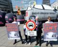 Bild: Franziska Kraufmann/dpa
„Diesel-Abgase töten!“: Die Deutsche Umwelthilfe mit ihrem Geschäftsführer Jürgen Resch (Zweiter von rechts) macht immer wieder mit provokanten Aktionen wie hier in Stuttgart auf sich aufmerksam.