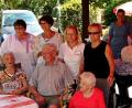 Bild: R. Kreuzer
Unter den Sonnenschirmen war Kurzweil beim Gartenfest des BRK Seniorenwohnheimes mit vielen Ehrengästen angesagt.