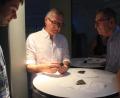Bild: kmo
Asteroid Day in Ursensollen: Matthias Mändl (Zweiter von links) von der Volkssternwarte Amberg-Ursensollen präsentierte Interessierten Stücke aus der Meteoriten-Sammlung.