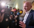 Bild: Armin Weigel/dpa
Joachim Wolbergs spricht vor dem Verhandlungssaal des Landgerichts zu Journalisten.