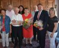 Bild: jr
Ihren 80. Geburtstag feiert an diesem Donnerstag Resi Zeitler (Mitte). Mit im Bild (von links) Rita Thoma und Stilla Schuller (beide Frauenbund), Sohn Franz, Ehemann Franz, Schwiegertochter Eva, Stadtpfarrer Anton Witt, Zweiter Bürgermeister Stefan Grillmeier und Rita Härtl (Pfarrei).