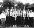Bild: tu
Die Jugendgruppe wurde 1988 in Regenstauf beim Bezirksentscheid stolzer Dritter. Nach ihrer Rückkehr mit dem gewonnenen Pokal und mit Landrat Anton Binner (links), Bürgermeister Paul Brucksch (rechts), Kreisbrandmeister Johann Rewitzer (oben Zweiter von links) und Kommandant Werner Friedl (Zweiter von rechts).