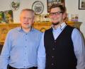 Bild: dfr
Jürgen Kürzinger (links) soll Bürgermeister der Marktgemeinde Kirchenthumbach bleiben. Das wünschen sich die Mitglieder des SPD-Ortsvereins um Vorsitzenden Jan Wiltsch (rechts). Deshalb wollen sie mit dem Amtsinhaber in den Kommunalwahlkampf 2020 ziehen.