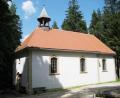 Bild: ü
An der Waldkapelle treffen sich jedes Jahr viele Gläubige. Auf dem Weg zu dem Gotteshaus passieren sie ein ungewöhnliches Steinkreuz.