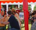 Bild: enz
Trotz hochsommerlicher Temperaturen fanden zahlreiche Gäste den Weg zum Gartenfest. Im Hintergrund die Blaskapelle Ernestgrün mit der Sängerin Kerstin Rustler