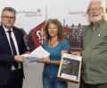 Bild: Petra Hartl
Yvonne Rösel und Helmut Thomas (rechts) übergeben die Unterschriftenlisten an Bürgermeister Michael Göth.