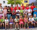 Bild: weu
Stolz präsentierten die Schüler ihre Sonnenblumen, die sie gemeinsam mit dem Hospizteam (hinten, von rechts) gepflanzt hatten. Lehrerin Manuela Hellmuth und Rektorin Beate Vetterl (von links) waren von der Arbeit des Teams sehr angetan.