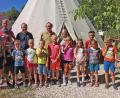 Bild: sön
Die kleinen Hirschwaldindianer mit Eva Nussbaumer, dem Indianerspezialisten Michael Scharl (LBV), Peter Eckert (LBV) und Melanie Hahn, der Leiterin der Umweltstation des Klosters.