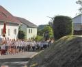 Bild: hl
Die Vereine ziehen vom Dorfplatz zur Ulrichskapelle, wo Pfarrer Heribert Stretz den Gottesdienst zum Patrozinium zelebriert.