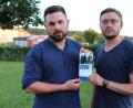 Bild: exb
SPD-Chef Sebastian Dippold (links) und Stellvertreter Martin Filchner füllen den Mitgliedsantrag für den Förderverein der Gedenkstätte Flossenbürg aus.