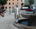 Bild: Portner
Doktor Johann Andreas Eisenbarth darf nicht fehlen, wenn es um Oberviechtach geht. Für das vom Sender angeforderte Video nahm Markus Ostermeier deshalb Klaus Habl im Kostüm auf, der im Stadtspaziergang auf die Sehenswürdigkeiten hinweist.