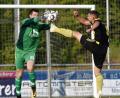 Bild: btg
Vor einigen Wochen scheiterte Grafenwöhrs Stürmer David Dobmann (rechts) im Testspiel gegen die zweite Mannschaft der SpVgg SV Weiden noch an Keeper Marko Smodlaka. Am Samstag kommt es zum Duell des Landesliga-Aufsteigers mit der ersten Vertretung der Weidener.