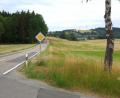 Bild: fjo
Entlang der Straße plant die Stadt eine Erneuerung der Trinkwasserleitung ab der Einfahrt nach Iltismühle (im Vordergrund) bis nach Lämersdorf (im Hintergrund, Mitte).