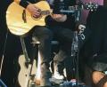Bild: lst
„MK Unplugged“, alias Mathias „Lemmy“ Kiener, hat bei seinem Biergarten-Konzert im „Salute“ jede Menge Spaß.