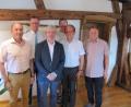 Bild: fg
Dank für die hervorragende Zusammenarbeit (von links): Zweiter Bürgermeister Josef Birner, Bürgermeister Hermann Falk, der scheidende Hauptamtsleiter Walter Majecki, die Fraktionssprecher Günther Schuster und Hans-Jürgen Schönberger und Dritter Bürgermeister Peter Leitsoni.