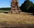 Bild: rpp
Der Turm für das Löschwitzer Johannisfeuer hatte beachtliche neun Meter erreicht. Traditionell saß obenauf eine Strohpuppe.
