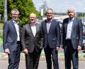 Bild: hwk
Bild Schmitz 1:
V.l.: Michael Braunreuther, Jochen Schmitz, Werner Nickl und Wolfgang Lippert auf dem Gelände von Siemens Healthineers in Kemnath